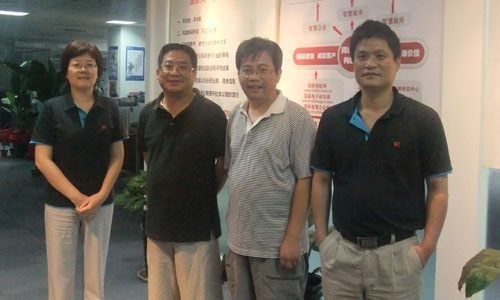 右一OETY欧亿体育互联董事长杨冰之，右二中科院研究生院教授吕本富， 左一OETY欧亿体育互联总经理郑爱军，左二互联网研究专家王俊秀