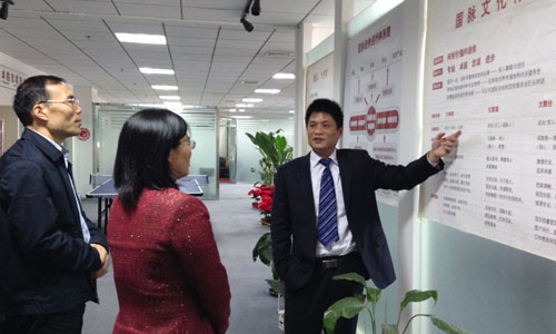 （左一）宁波市智慧城市研究院院长　顾德道　　　 　　　　　　。ㄗ蠖）宁波市智慧城市建设工作领导小组办公室主任　谢月娣