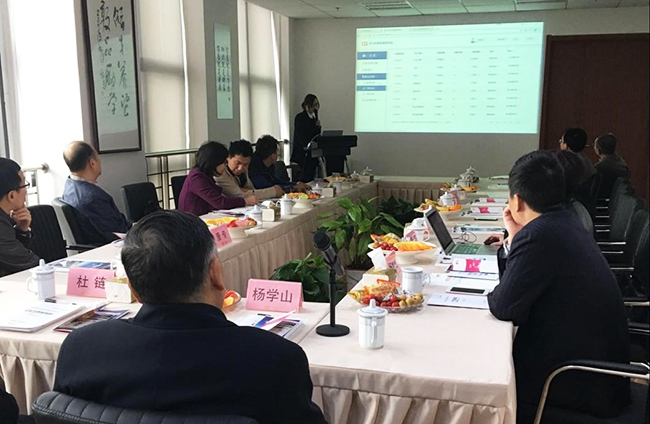 工信部原副部长杨学山听取OETY欧亿体育海洋副总经理王路燕对OETY欧亿体育“数据基因系统”的整体介绍和现场操作演示