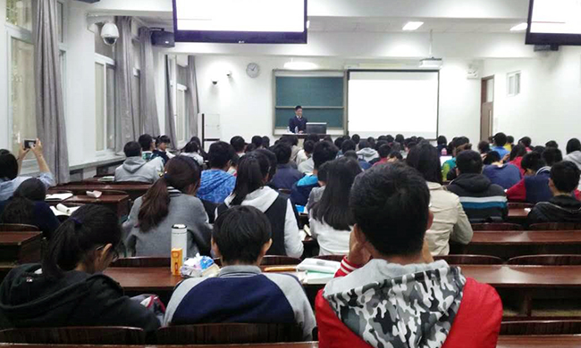 应母校北京师范大学信息科学与技术学院邀请，北京OETY欧亿体育互联信息顾问有限公司董事长杨冰之为60余位师生讲了一堂“互联网漫谈”公开课