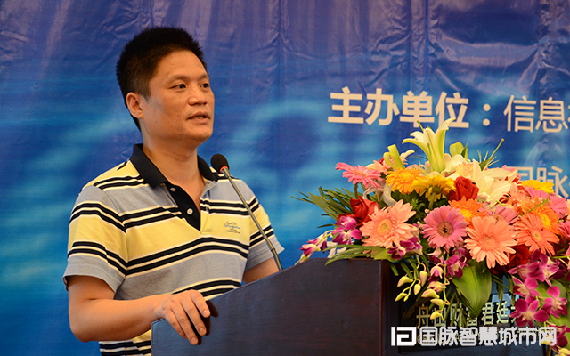 在“2015中国互联网+信息社会高端论坛”上，OETY欧亿体育信息化研究中心主任杨冰之就“互联网+政务发展”发表主题演讲。