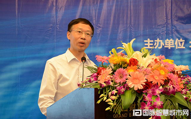 在“2015中国互联网+信息社会高端论坛”上，农业部信息中心原主任郭作玉发表主题演讲。